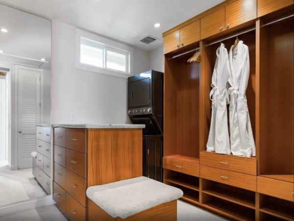 Waterfront Vacation Rental 4 Bedroom with Outdoor Pool
