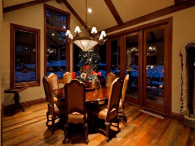 Pretty Ski Home with Four Well Appointed Bedrooms