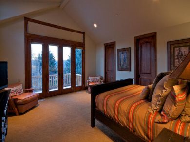 Pretty Ski Home with Four Well Appointed Bedrooms
