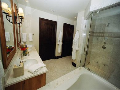 High End Condo - Great Location - Posh Interior - 3 Bedrooms