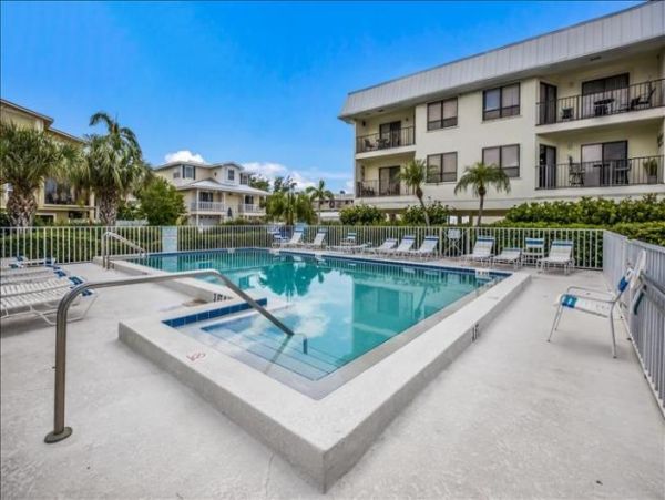 Anna Maria Two Bedroom Condo Sleeps Four with Communal Pool