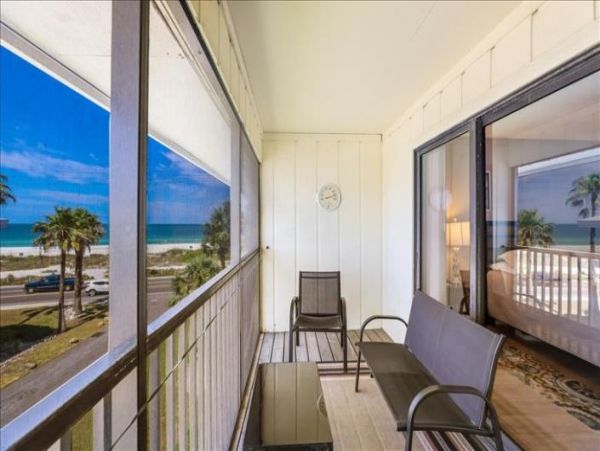 Anna Maria Two Bedroom Condo Sleeps Four with Communal Pool