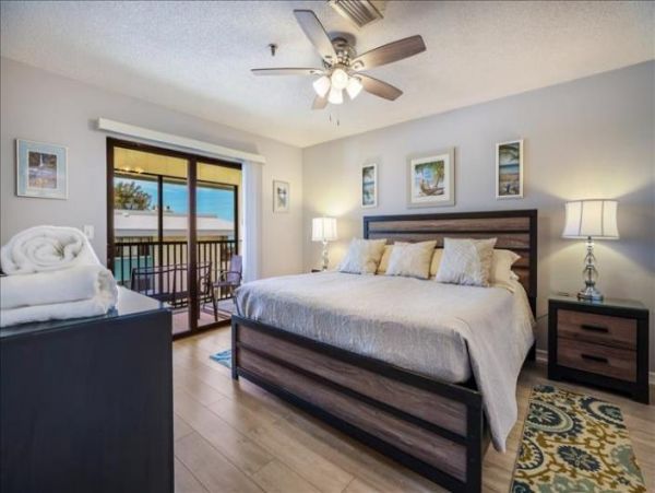 Anna Maria Two Bedroom Condo Sleeps Four with Communal Pool