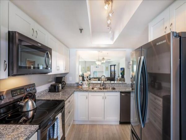 Anna Maria Two Bedroom Condo Sleeps Four with Communal Pool