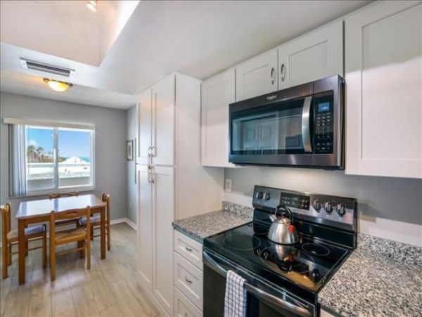 Anna Maria Two Bedroom Condo Sleeps Four with Communal Pool