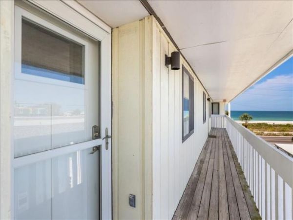 Anna Maria Two Bedroom Condo Sleeps Four with Communal Pool