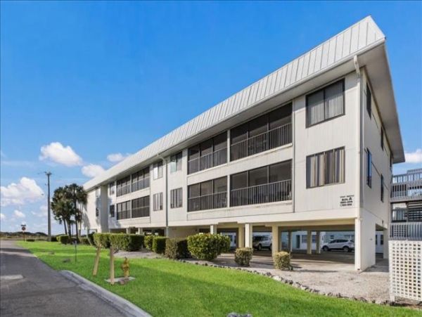 Anna Maria Two Bedroom Condo Sleeps Four with Communal Pool