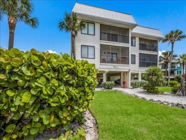 Anna Maria Two Bedroom Condo Sleeps Four with Communal Pool