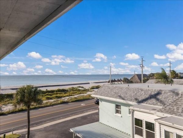 Anna Maria Two Bedroom Condo Sleeps Four with Communal Pool