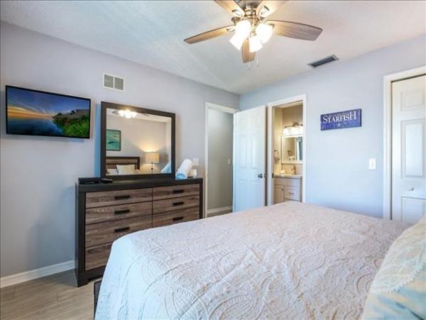 Anna Maria Two Bedroom Condo Sleeps Four with Communal Pool
