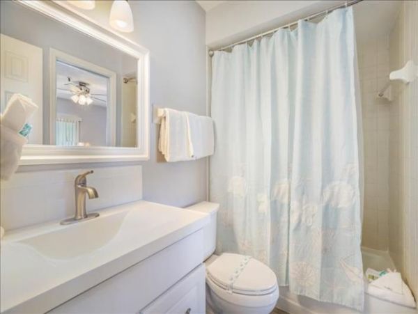 Anna Maria Two Bedroom Condo Sleeps Four with Communal Pool