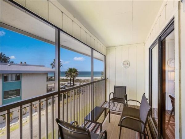 Anna Maria Two Bedroom Condo Sleeps Four with Communal Pool