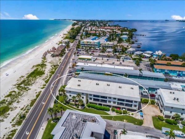 Anna Maria Two Bedroom Condo Sleeps Four with Communal Pool
