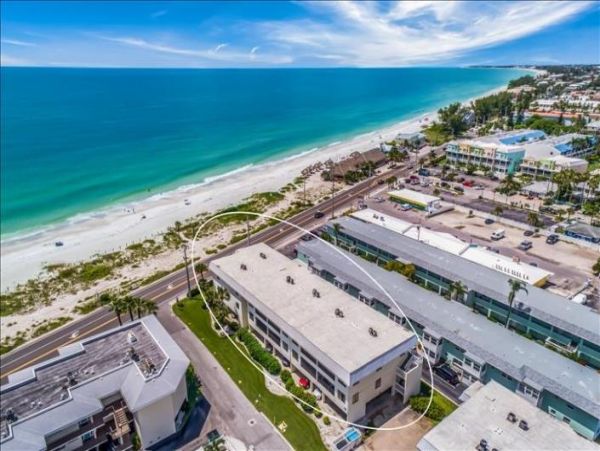 Anna Maria Two Bedroom Condo Sleeps Four with Communal Pool