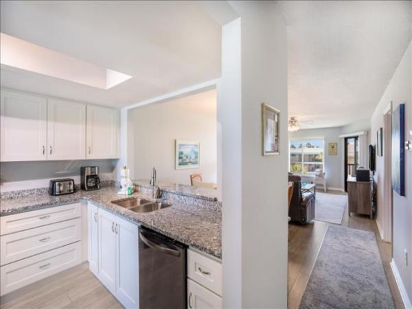 Anna Maria Two Bedroom Condo Sleeps Four with Communal Pool