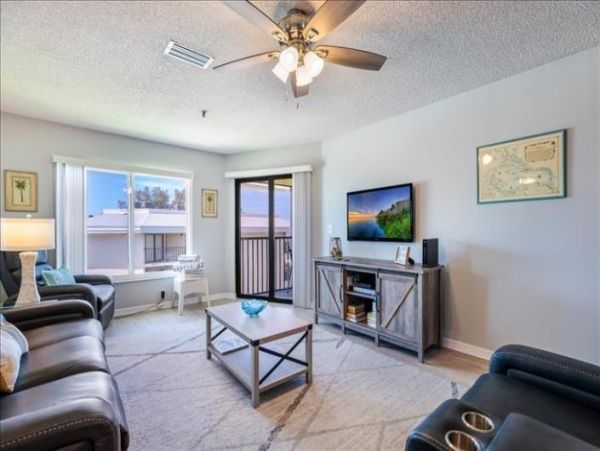 Anna Maria Two Bedroom Condo Sleeps Four with Communal Pool