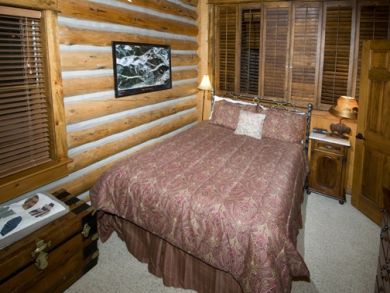 Guest bedroom with queen bed