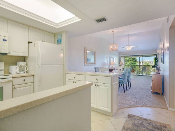 Charming Two Bedroom Condo in Sanibel with Ocean Views