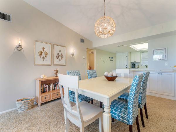 Charming Two Bedroom Condo in Sanibel with Ocean Views