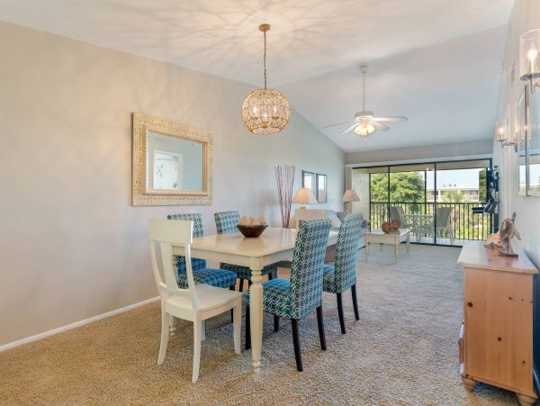 Charming Two Bedroom Condo in Sanibel with Ocean Views