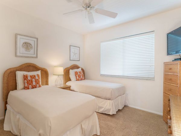 Charming Two Bedroom Condo in Sanibel with Ocean Views