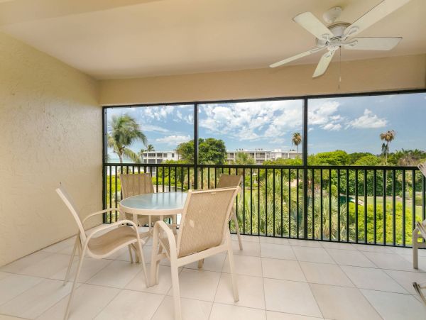 Charming Two Bedroom Condo in Sanibel with Ocean Views