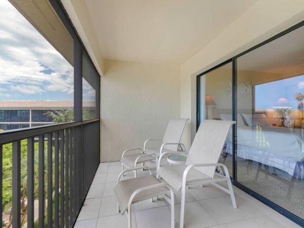 Charming Two Bedroom Condo in Sanibel with Ocean Views
