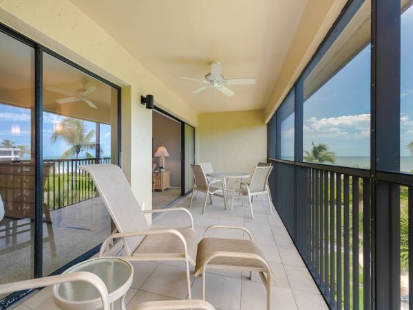 Charming Two Bedroom Condo in Sanibel with Ocean Views