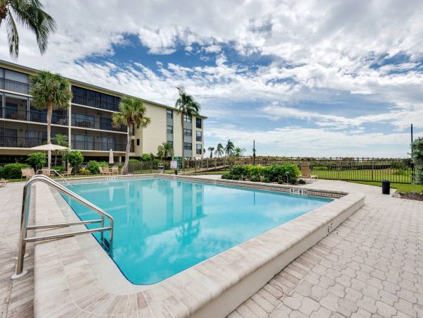 Charming Two Bedroom Condo in Sanibel with Ocean Views
