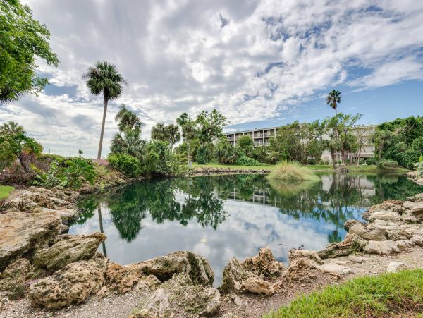 Charming Two Bedroom Condo in Sanibel with Ocean Views