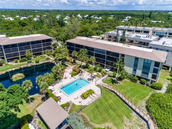 Charming Two Bedroom Condo in Sanibel with Ocean Views