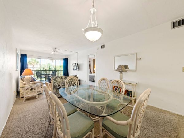 Beautiful 2 Bedroom Beach Condo in Sanibel Sleeps 6