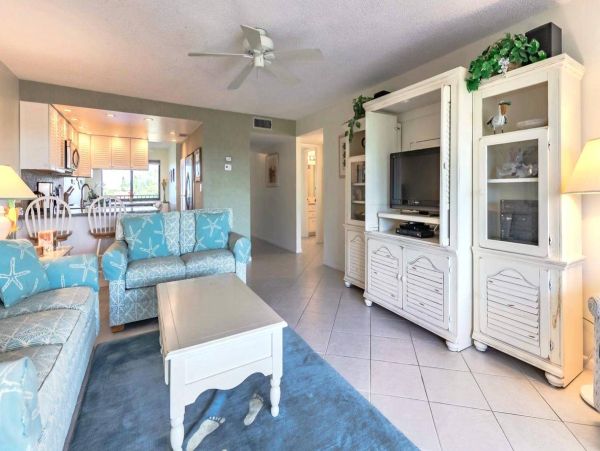 Stunning Views of the Sanibel River Beautiful Canal Front Hideaway