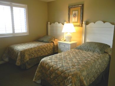 Guest bedroom with twin beds
