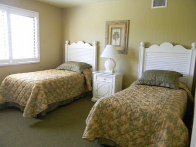Guest bedroom with twin beds