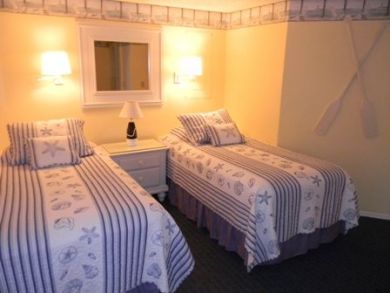 Twin beds in guest bedroom