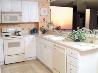 Kitchen with open serving bar