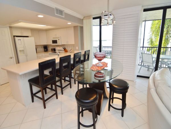 Fort Myers Modern Beach Condo with Communal Pool