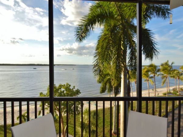Fort Myers Modern Beach Condo with Communal Pool