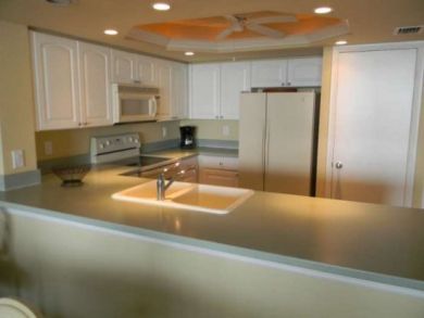 Kitchen with serving bar