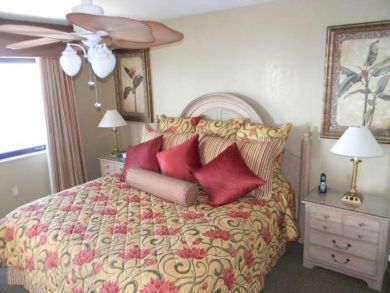 Guest bedroom with queen bed