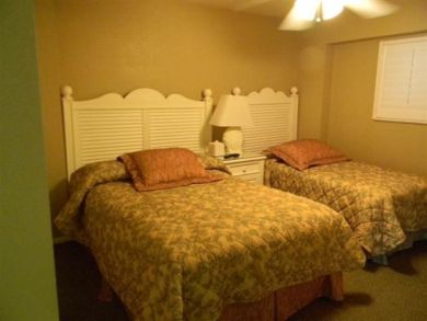 Twin beds in guest bedroom