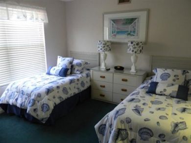 Guest bedroom with twin beds