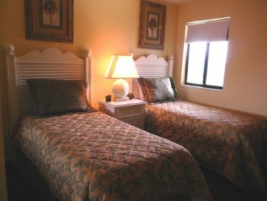 Guest bedroom with twin beds
