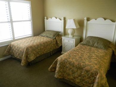 Guest bedroom with twin beds