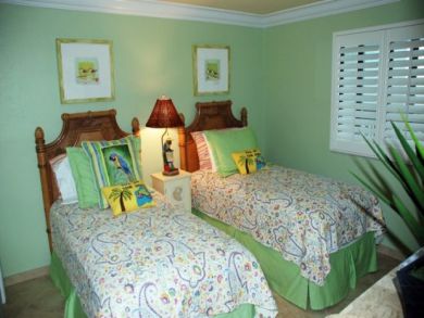 Guest bedroom with twin beds