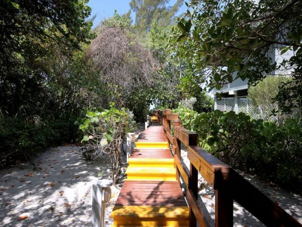 Bay view 2 bedrooms Condo Close to Restaurants Shops and Beach