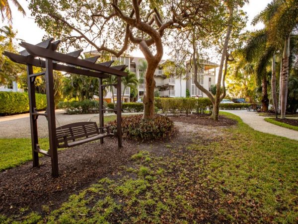 Bay view 2 bedrooms Condo Close to Restaurants Shops and Beach
