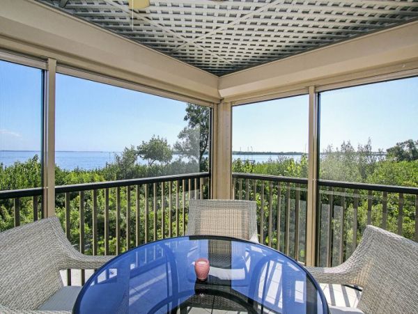 Bay view 2 bedrooms Condo Close to Restaurants Shops and Beach