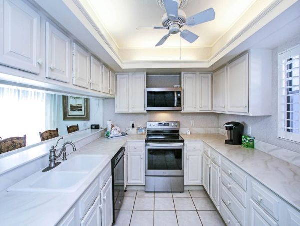Bay view 2 bedrooms Condo Close to Restaurants Shops and Beach
